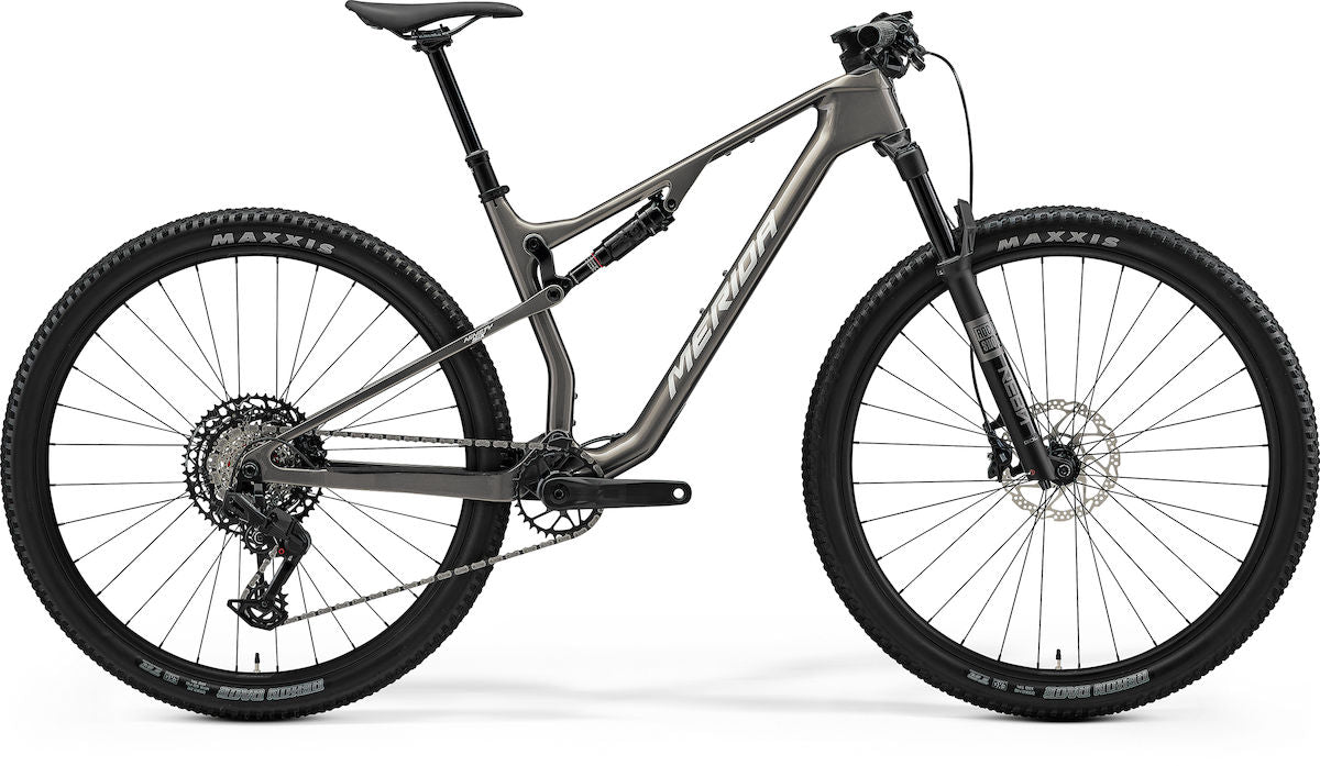 MERIDA NINETY-SIX 6000 – Mountainbike Fully, Carbon, Sram Eagle 70 Transmission, Warm Slate Grey (Silver)