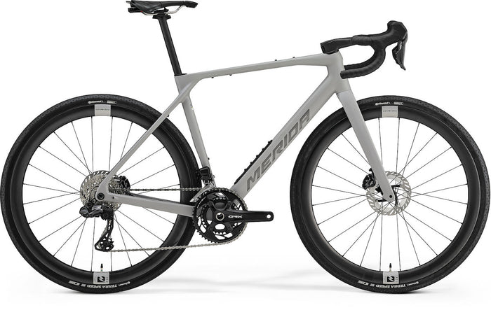 MERIDA MISSION 7000 – Gravelbike, Carbon, Shimano GRX825 Di2, Silk Grey (Gunmetal Grey)