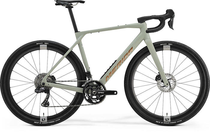 MERIDA MISSION 7000 – Gravelbike, Carbon, Shimano GRX825 Di2, Matt Early Moss Grey (Bronze)