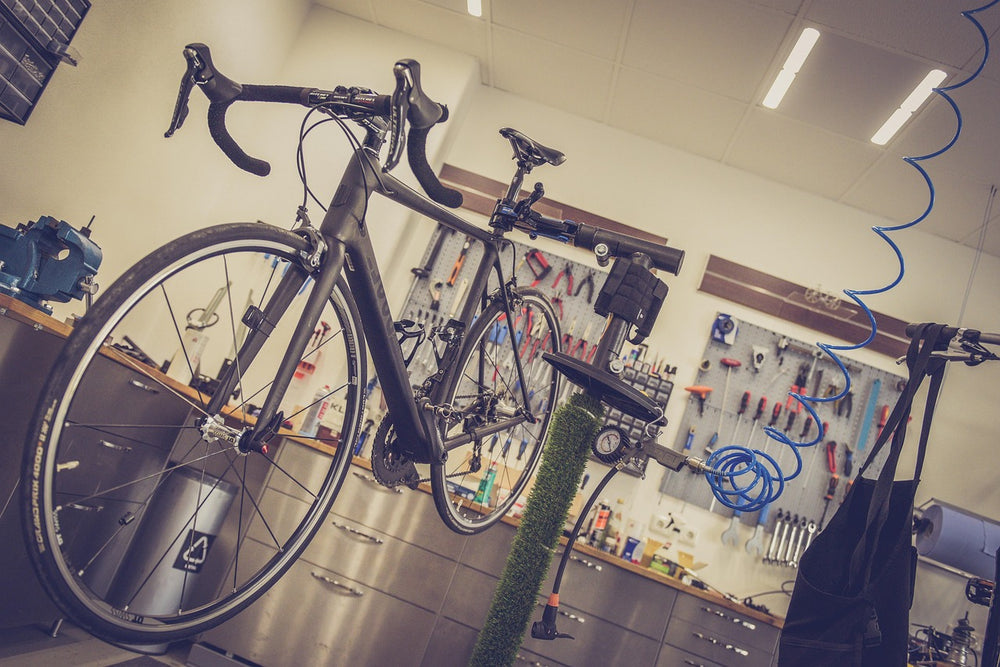 Rennrad im Montageständer in einer Fahrradwerkstatt