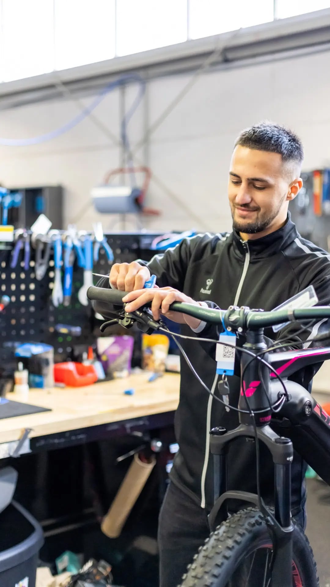SMBIKES Mechaniker bei der Fahrradreparatur in der Werkstatt in Geretsried